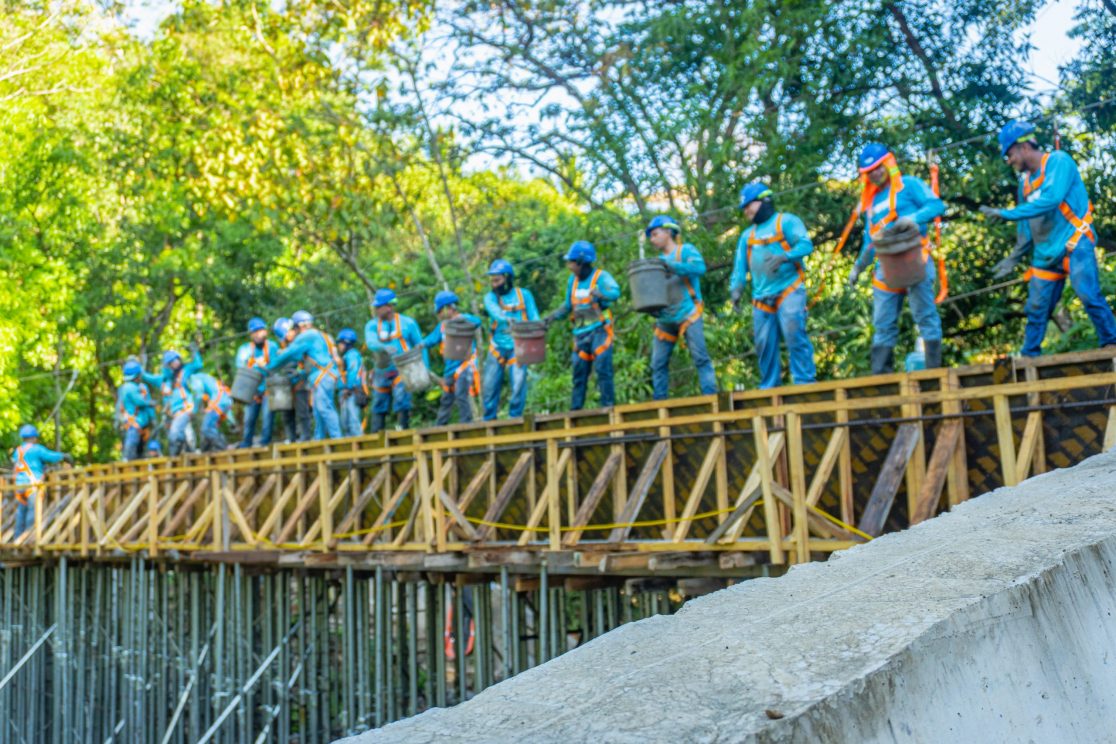 continua-construccion-de-puente-peatonal-en-santiago-nonualco-para-beneficiar-a-mas-de-300-habitantes